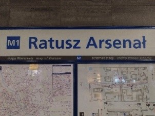 Tablica informacyjna metra linii M1 w Warszawie  przystanek Ratusz Arsenał z mapą i schematem kursów.