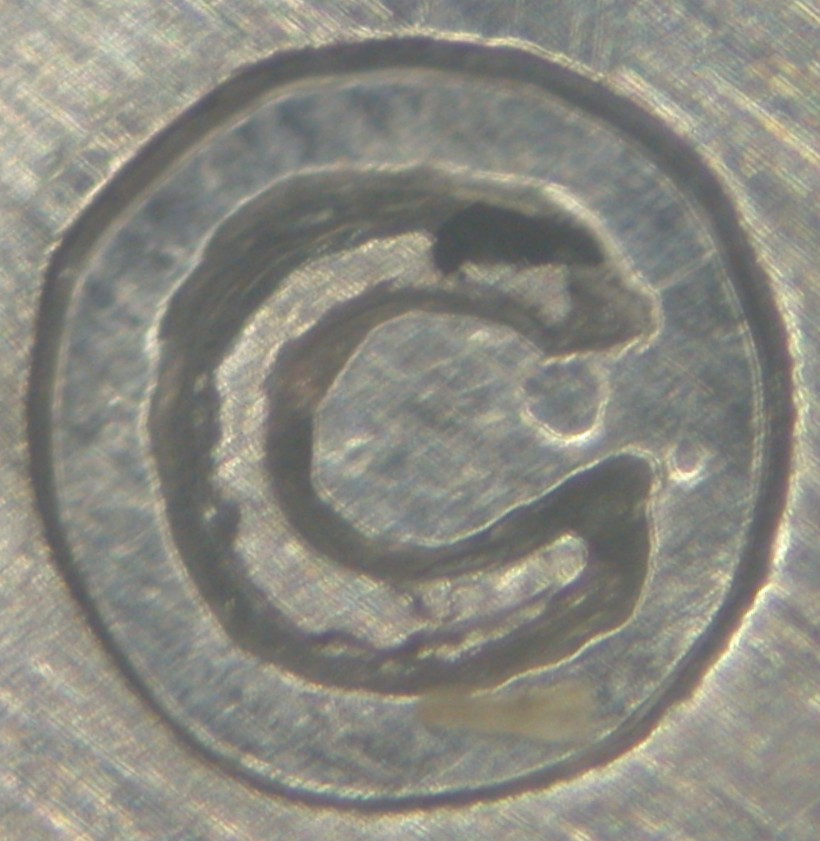 Przykład znaku imiennego: wielka litera C w kolistym obrysie